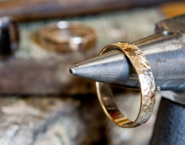 Goldschmiedearbeiten in eigener Werkstatt
