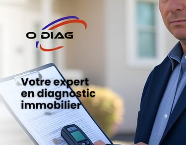 Expert en diagnostic immobilier tenant une tablette devant une maison, avec le logo Odiag.
