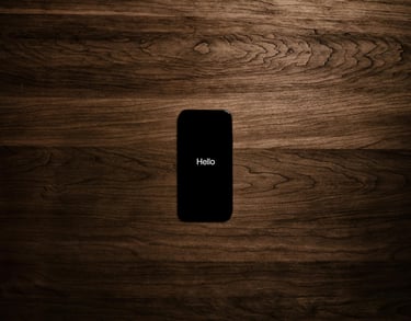 Iphone avec le mot hello en fond d'écran noir