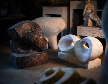 Abstrakte Steinskulpturen in Form eines Knotens und des Unendlichkeitszeichens