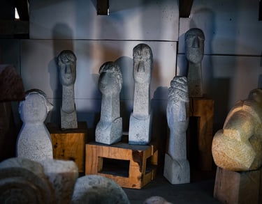 Ausstellung stilisierter Köpfe aus Stein