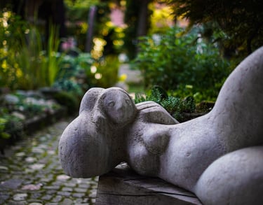 Liegende Frauenskulptur im Garten