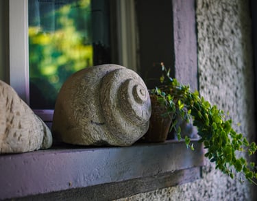Schneckenhaus aus Naturstein auf einer Fensterbank