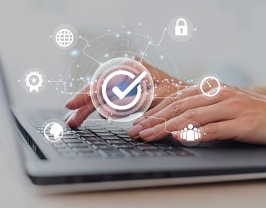 Una persona escribiendo en una laptop mostrando seguridad del sitio web