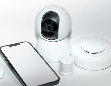 Produtos inteligentes: celular, câmera e assistente virtual.