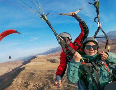 una foto de banner de un piloto volando con una mujer