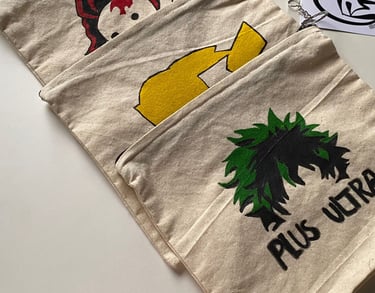 Estuches, cartucheras de lino pintados a mano con personajes de anime como Tanjiro, Zenitsu y Deku