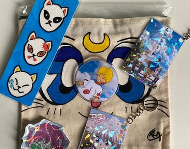 merchandising de anime, una tote bag de Sailor Moon, un llavero y pin de Naruto y stickers de H&H