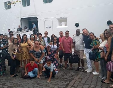 Passageiros da Viajar e Hospedar em experiência de cruzeiro marítimo, com embarque e acompanhamento.