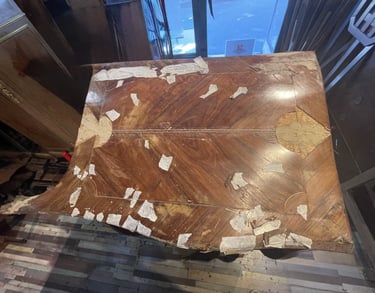 Flanc de commode au placage abîmé, avant restauration