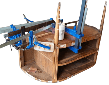 Meuble ancien à l'atelier pendant restauration