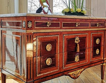 Commode à dessus de marbre restaurée, marqueterie et bronzes dorés
