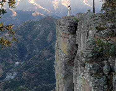 Una persona para en las barrancas del cobre, es una imagen amplia.