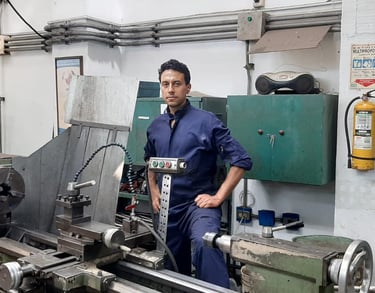 El luthier Wilber Cano con un torno, donde se moldean los instrumentos