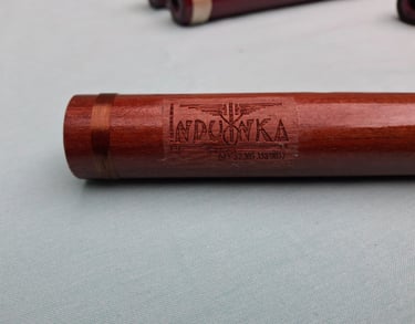 Parte de una quena con el logo INDUINKA