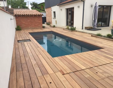 terrasse en cumaru autour d'une piscine