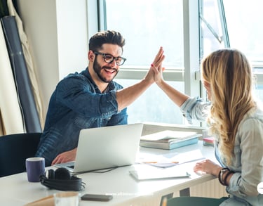 Equipo mostrando el bienestar laboral