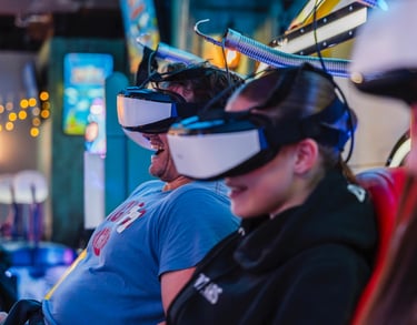 homme riant en testant un jeu de réalité virtuelle