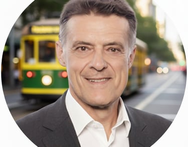 Alain Croset devant les tramways de Melbourne