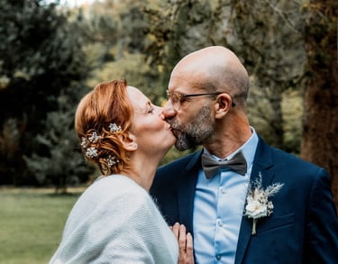 Un couple de mariés s'embrassant