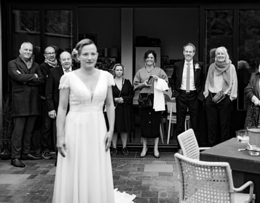 Un groupe de personnes autour d'une femme en robe de mariée