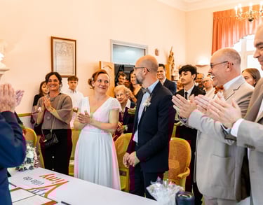 Un couple de mariés réunis à la mairie devant les invités