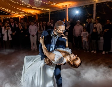 Un homme renversant sa femme en dansant au milieu de la piste de danse