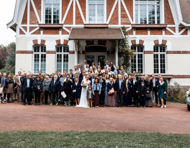 Groupe de personne réunies devant une propriété