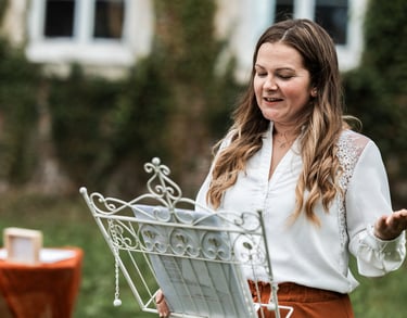 Une officiante de cérémonie laïque de mariage face à son pupitre