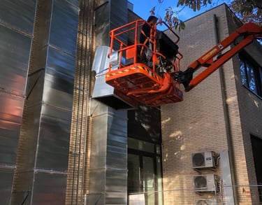 grua de AISPAM realizando una instalación