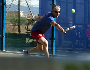 Persona jugando a padel en el club valenciano de natación