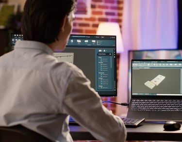 Designer designt 3D Druck Objekte in CAD Software