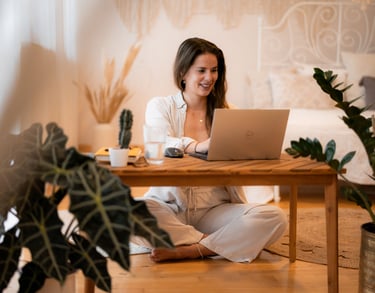 Stressmanagement Beraterin hat Freude an ihrer digitalen Arbeit 