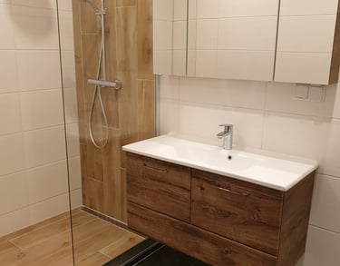 Modernisierte Dusche und Waschtisch im sanierten Badezimmer