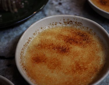 🤤 crème brûlé délicieuse et en arrière plan c'est du granit colonial white