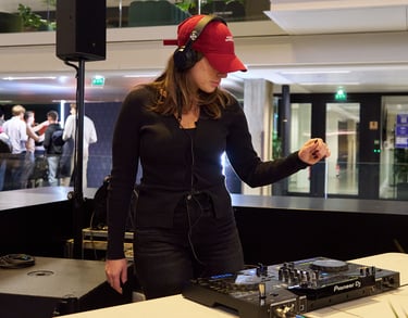 DJ professionnel en pleine performance lors d'un cocktail d'événement corporate à Station F