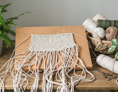 Colgante de pared de macramé hecho a mano en proceso 