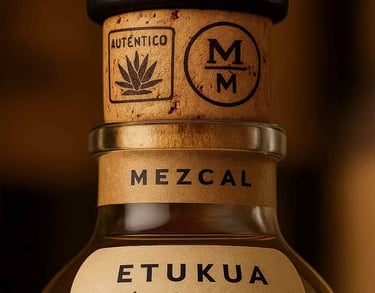 Close-up de tapón de corcho natural con sellos de autenticidad en botella de mezcal artesanal