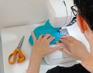 une personne qui coud