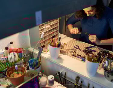 ARTESANA JOYERA TRABAJANDO CON HERRAMIENTAS PARA ELABORAR UN COLLARA