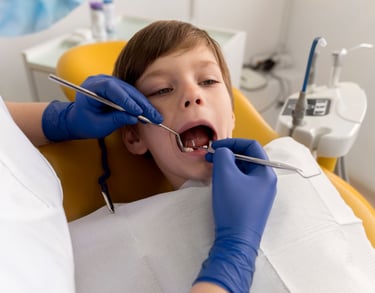 Niño siendo atendido en consultorio dental
