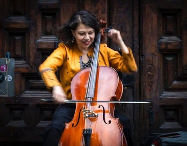 Creadora de marca Cosme Tuxco, maestra de violonchelo