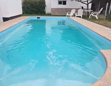 PILETA CLIMATIZADA CON SEGURIDAD DE CERCO PERIMETRAL RODEADO DE CESPED NATURAL.