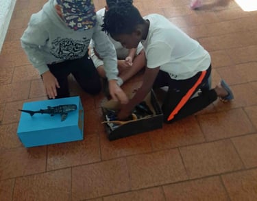 3 enfants de quartiers avec la boite à requins pendant colo apprenante