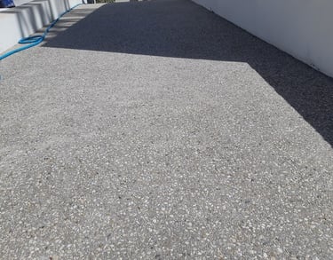 Hormigón desactivado ideal para entradas y terrazas, duradero y decorativo.