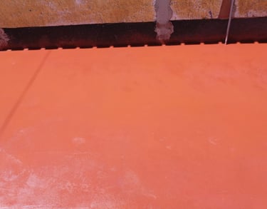 Hormigón pulido en color rojo, ideal para interiores o exteriores que buscan un acabado llamativo, resistente y moderno.