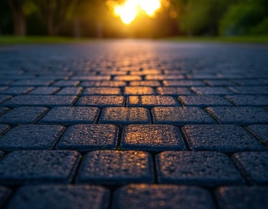 Frisch gepflasterte Straße bei Sonnenuntergang – UFT Bau GmbH Straßenbau Berlin