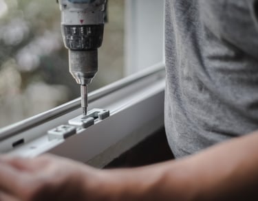 Montage eines Fensterrahmens mit Akkuschrauber im Innenausbau in Aachen