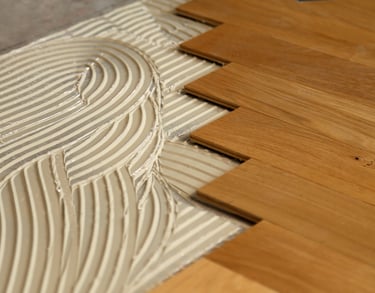 Verlegung von Parkettboden mit Kleberstruktur während des Innenausbaus in Aachen