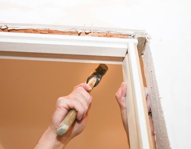 Erneuerung von Türrahmen und Zargen während einer Renovierung in Aachen